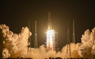 “神十”飞天、嫦娥落月展现中国航天企业实力