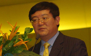 宝钢集团公司总经理徐乐江围绕论坛主题讲话