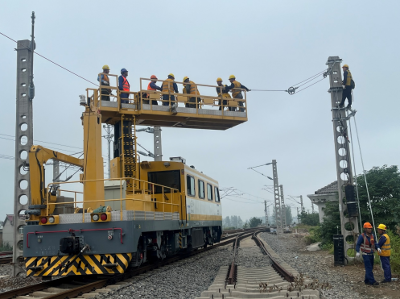 水蚌线年家岗站部分线路挂网工程首条承力索成功架设