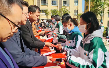 鄭州舉行慈善義賣捐贈活動 350名高中生踐行公益寫生