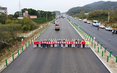 武漢至大悟高速公路首個(gè)主線路面標(biāo)段貫通