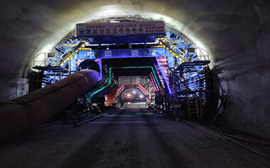 湖北武阳高速最长隧道贯通
