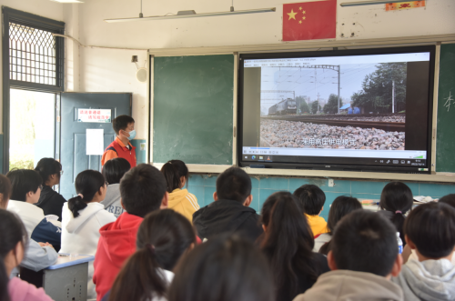 16 鐵路安全知識(shí)宣講進(jìn)校園12.png