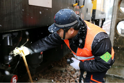 戰(zhàn)風雪斗嚴寒 保春運護安全