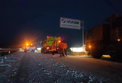 以雪為令！寧夏高速人“浴雪奮戰(zhàn)”保暢通