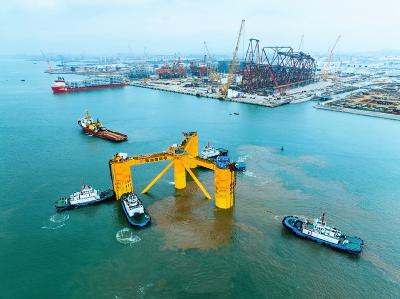 我国首座深远海浮式风电平台“海油观澜号”启航