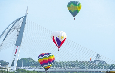 马来西亚举行热气球节