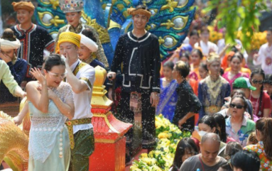 泰国曼谷：庆祝泼水节