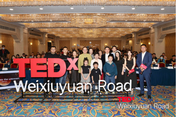 A1 北京大学张宏岩副教授在TEDx蔚秀园路探讨AI如何影响英语教育1843.png