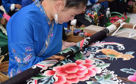 貴州特色苗繡產(chǎn)業(yè)發(fā)展觀察：巧手創(chuàng)造“錦繡”新生活