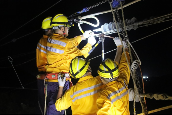 16 设备克缺 海南环岛高铁上洋岭隧道接触线更换助力暑运供电安全354.png