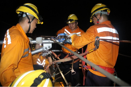 16 设备克缺 海南环岛高铁上洋岭隧道接触线更换助力暑运供电安全469.png