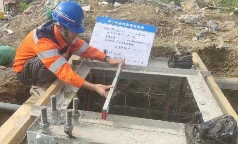 沪宁合高铁合肥枢纽接触网供电线迁改工程迎来首个基础浇筑施工