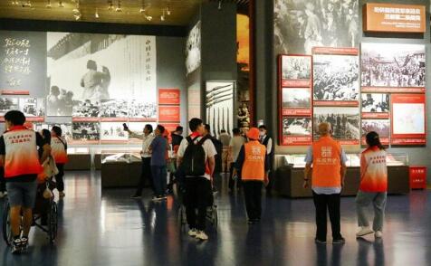 乐成养老参观中国共产党历史展览馆：爱老助老、传承红色文化