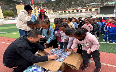 360名藏区学生收到重庆交建的“双节”礼物