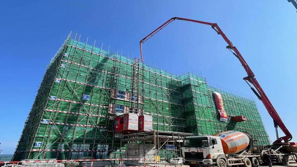 十七冶建安分公司广东项目首栋单体值班宿舍楼封顶