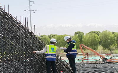 青海贵德黄河大桥不停工 中建四局建设者留守过节