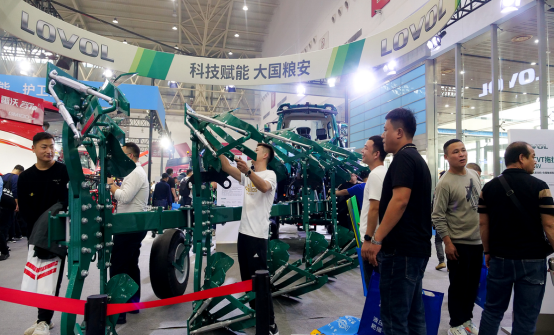 A1 引领中国农机智造再上新台阶 潍柴雷沃全国会多款全场景新品重磅亮相1713.png