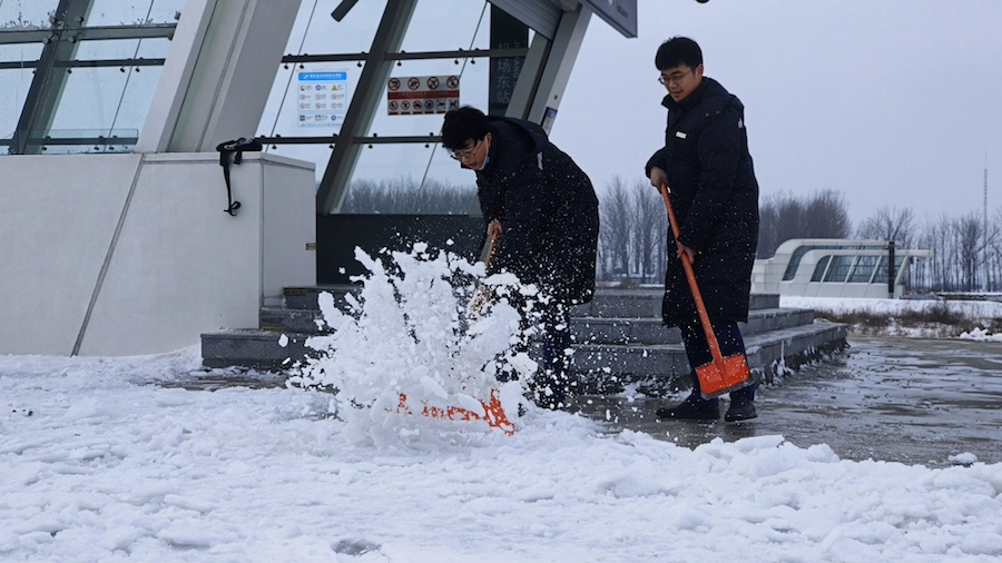 鄭州地鐵慈善志愿者以雪為令，溫暖守護(hù)出行平安