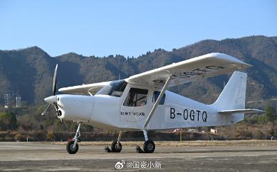 AG60E電動(dòng)飛機(jī)成功首飛