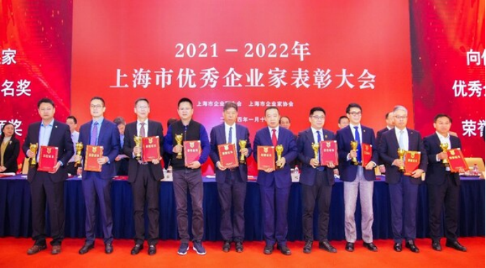 06 強生中國區(qū)主席宋為群榮膺2021-2022年上海市優(yōu)秀企業(yè)家稱號442.png