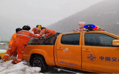 寧夏高速晝夜奮戰(zhàn)除雪保暢通 護航群眾春運回家路