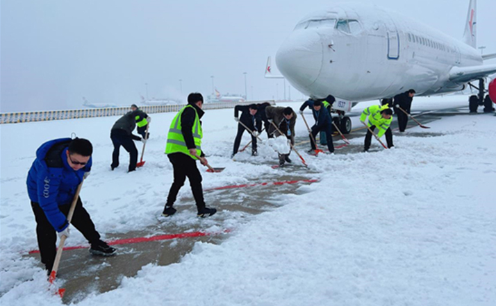 东航人浴“雪”奋战，护航春运回家路