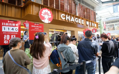 新茶飲門店人潮洶涌 爭(zhēng)相上市“你追我趕”