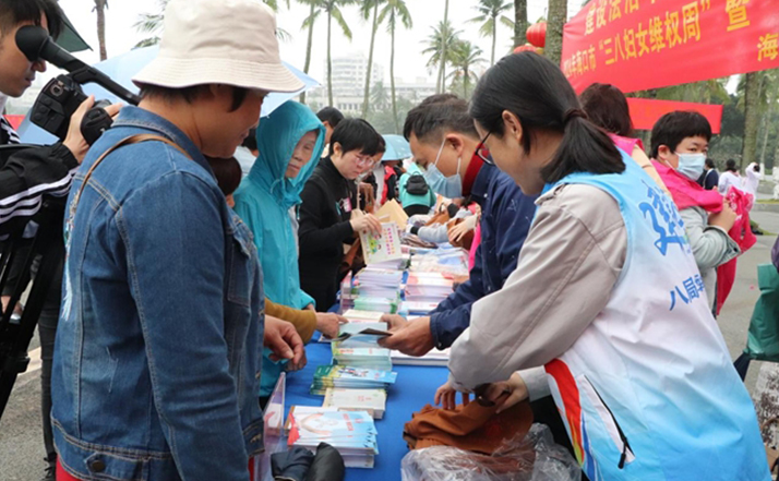 愛在雷鋒月，情暖三八節(jié)，中建八局海南分公司開展專題法制宣傳志愿服務(wù)活動(dòng)