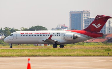中国国产商用飞机ARJ21和C919首次亮相老挝