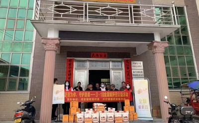 片仔癀國藥堂陸豐店攜手陸豐市河?xùn)|鎮(zhèn)歐厝村委會開展公益活動