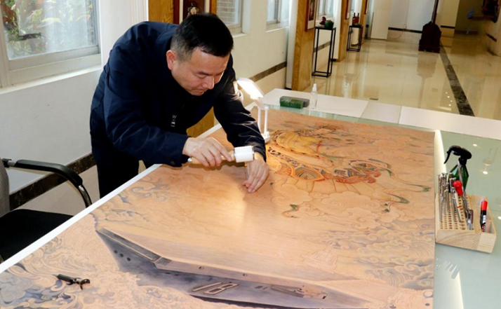莆田荔城退役军人创作巨幅皮雕作品喜迎海军节