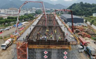 G30连霍高速二总包部首座天桥现浇箱梁顺利浇筑完成