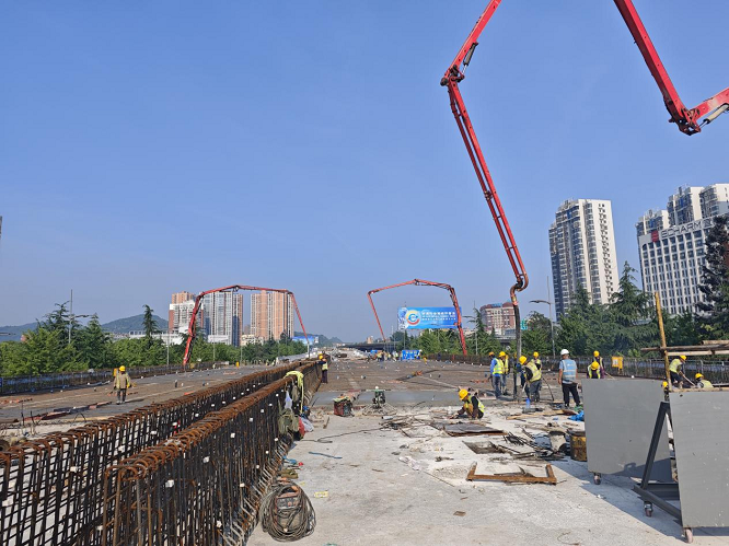 黄石EOD项目大泉路项目迎宾大道高架桥第六联箱梁顶板顺利浇筑