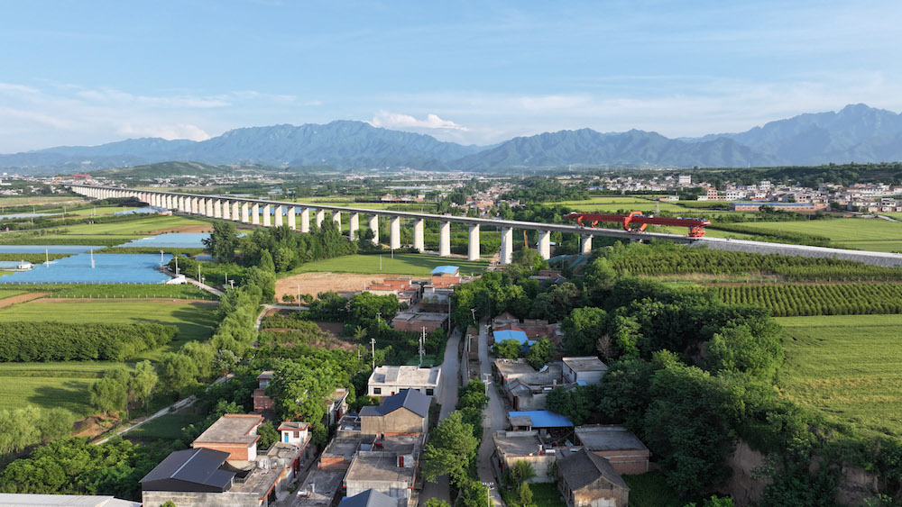 西十高铁汤峪河特大桥箱梁架设完成