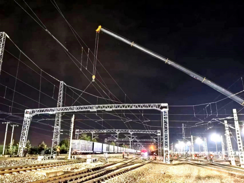 青藏铁路双寨物流基地扩能改造工程接触网首组硬横梁成功架设