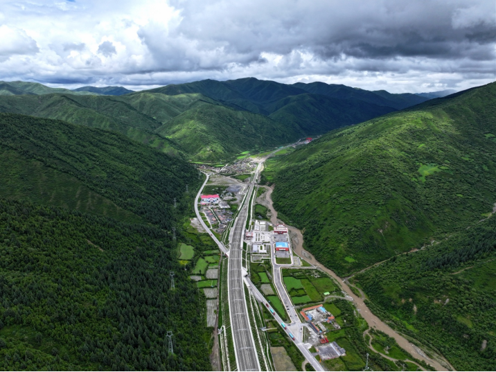 中鐵八局承建川青鐵路鎮(zhèn)江關至黃勝關3座新建車站亮相30.png