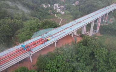 中交路建蒼容高速項目大沖口大橋全幅T梁架設(shè)完成