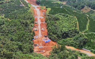 中交建筑桂鐘項目黃山背2號大橋首個樁基順利澆筑完成