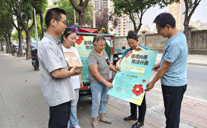 流動(dòng)車(chē)上載著公益海報(bào)，快遞員化身慈善宣傳員