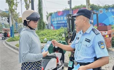 蕭縣公安局城東派出所聯(lián)合經(jīng)偵大隊(duì)積極開展防范非法集資宣傳活動(dòng)