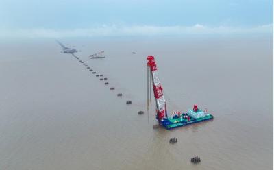 世界最長高速鐵路橋海中引橋鋼管樁完成沉放