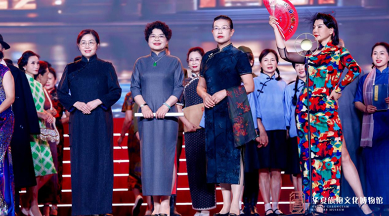 百年旗袍演變舞臺(tái)劇再現(xiàn)CMF大會(huì)現(xiàn)場(chǎng)，盧小美、過(guò)菊香等保險(xiǎn)精英參加演出
