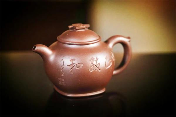 中軸線申遺成功一周年，“中正致和”紫砂作品捐贈儀式在京舉行