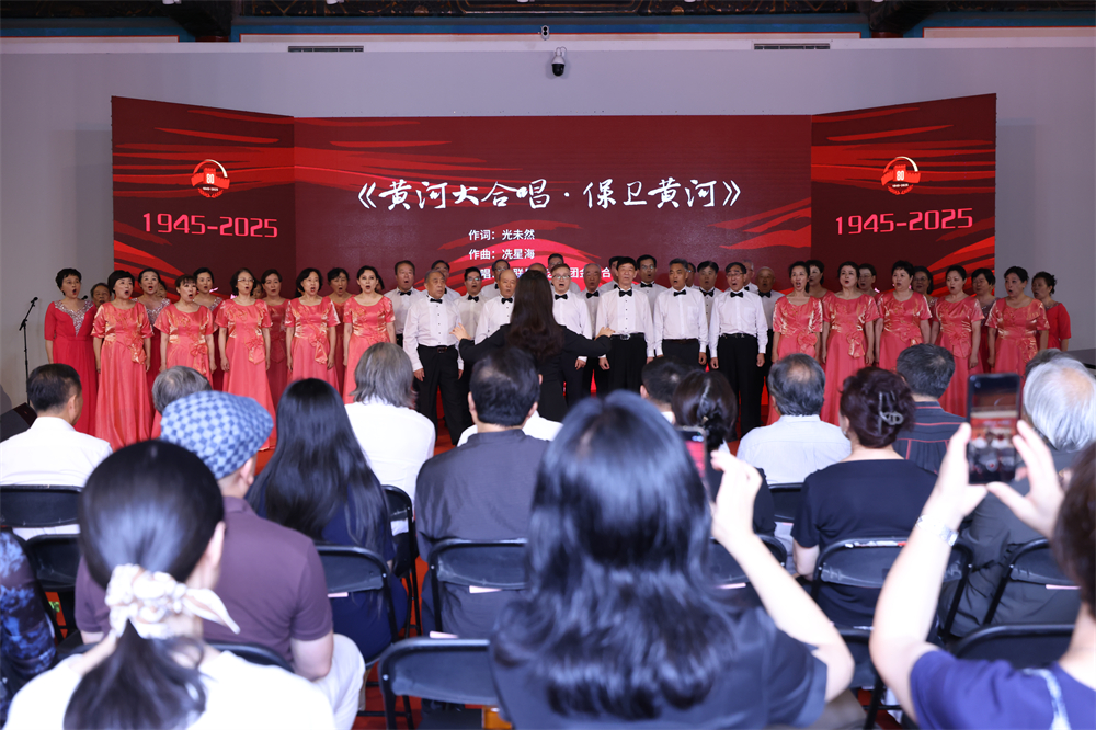 晨曦藝術(shù)團金秋合唱團在開幕式上演出