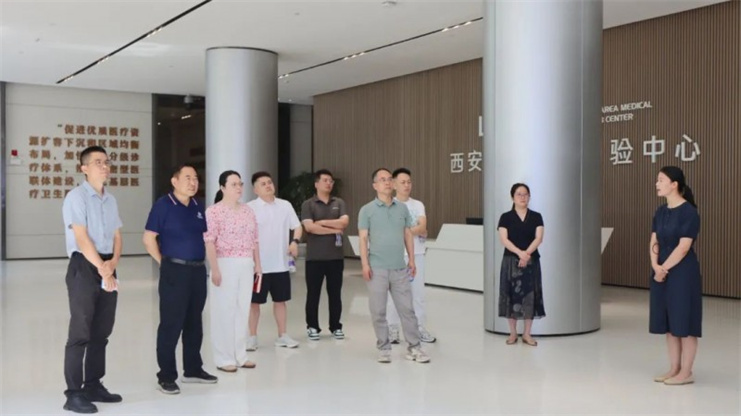 灃東新城企業(yè)家聯(lián)合會代表參觀西安區(qū)域醫(yī)學檢驗中心