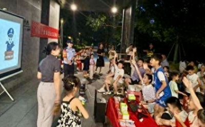 招行南昌高新七路支行聯(lián)合警方進(jìn)社區(qū) 創(chuàng)新開(kāi)展反詐宣傳活動(dòng)