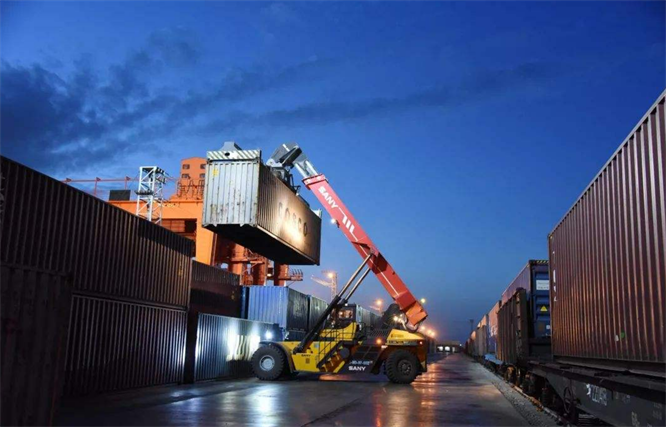 1至8月國家鐵路發(fā)送貨物26.83億噸，同比增長3.5%