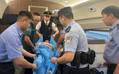暖心接力！G6079 次列车协助担架旅客平安抵达